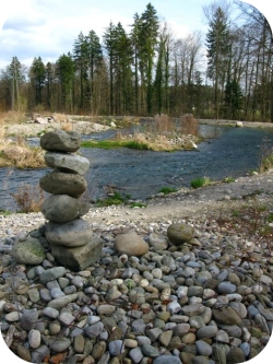Steinfigur am Fluss